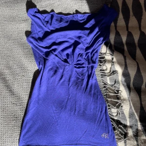 Topp - Koboltblå båtringad topp med diskret mönster, rhinestones och knut på framsidan (sista bilden visar hur det blir på!)  Möts i Stockholm och fraktar😊