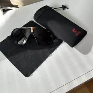 Carrera solglasögon  - Carrera solglasögon som är i princip nya använda fåtal gånger säljer då den inte passar mig, perfekta till sommaren nypris ca 2000kr. Kan sänka pris vid snabb affär.