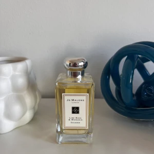 Jo Malone Lime Basil & Mandarin - Parfym från Jo Malone London. Endast ett par provsprut använd. Doft: Lime Basil & Mandarin (frisk och fräsch). 100 ml (stor size) Nypris 1449. Säljer billigt pga ingen kartong kvar och ca 15 sprut använd.