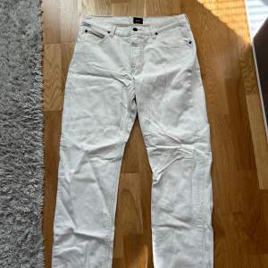 Fräscha Lee jeans i 10/10 skick inga fläckar skador osv sparsamt använda. Storlek 31/32. Hör av dig vid frågor !