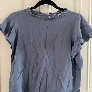 Säljer denna blå blus från HM i storlek 42! Skickar även med en likadan i mint grön. 