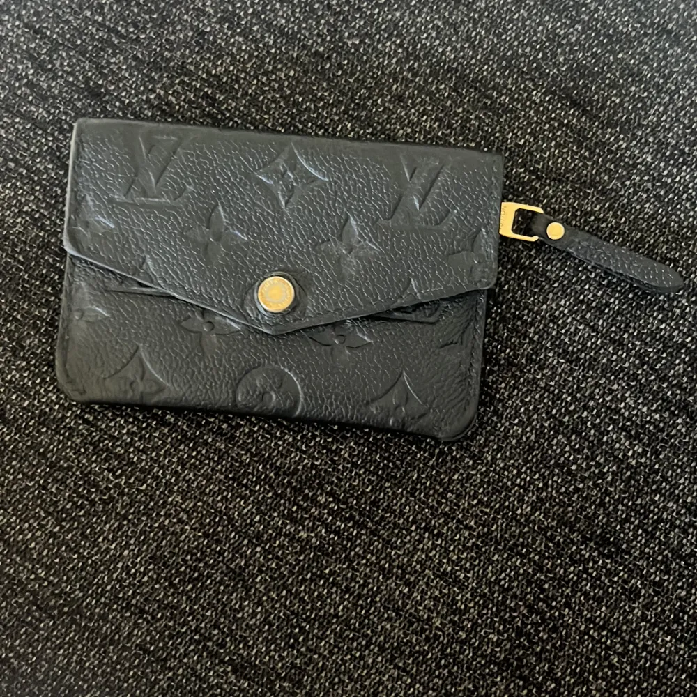 Skön liv plånbok 9/10 skick Kom gärna med bud. Asusteet.