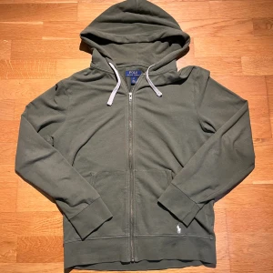 Ralph Luaren Zip - WUnik och stilren zip från välkända märket raplh Luaren! Nypris: 1300 kr kr på nylman. Storlek: S. Kan alltid diskutera pris vid snabbaffär 😀