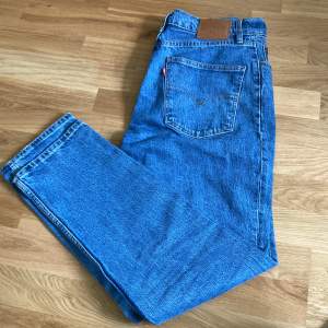 Jeans från Levi’s i modellen 70s high slim straight  Änvända ett fåtal gånger  Köpta för 1300 