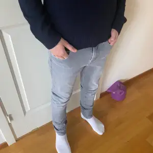 Tja! Säljer ett par jeans från Jacob Cohen som gör handsydda jeans i södra Italien. Storleken på jeansen är 27. Skicket är 9/10 inga defekter. Vid frågor är de bara o skriva