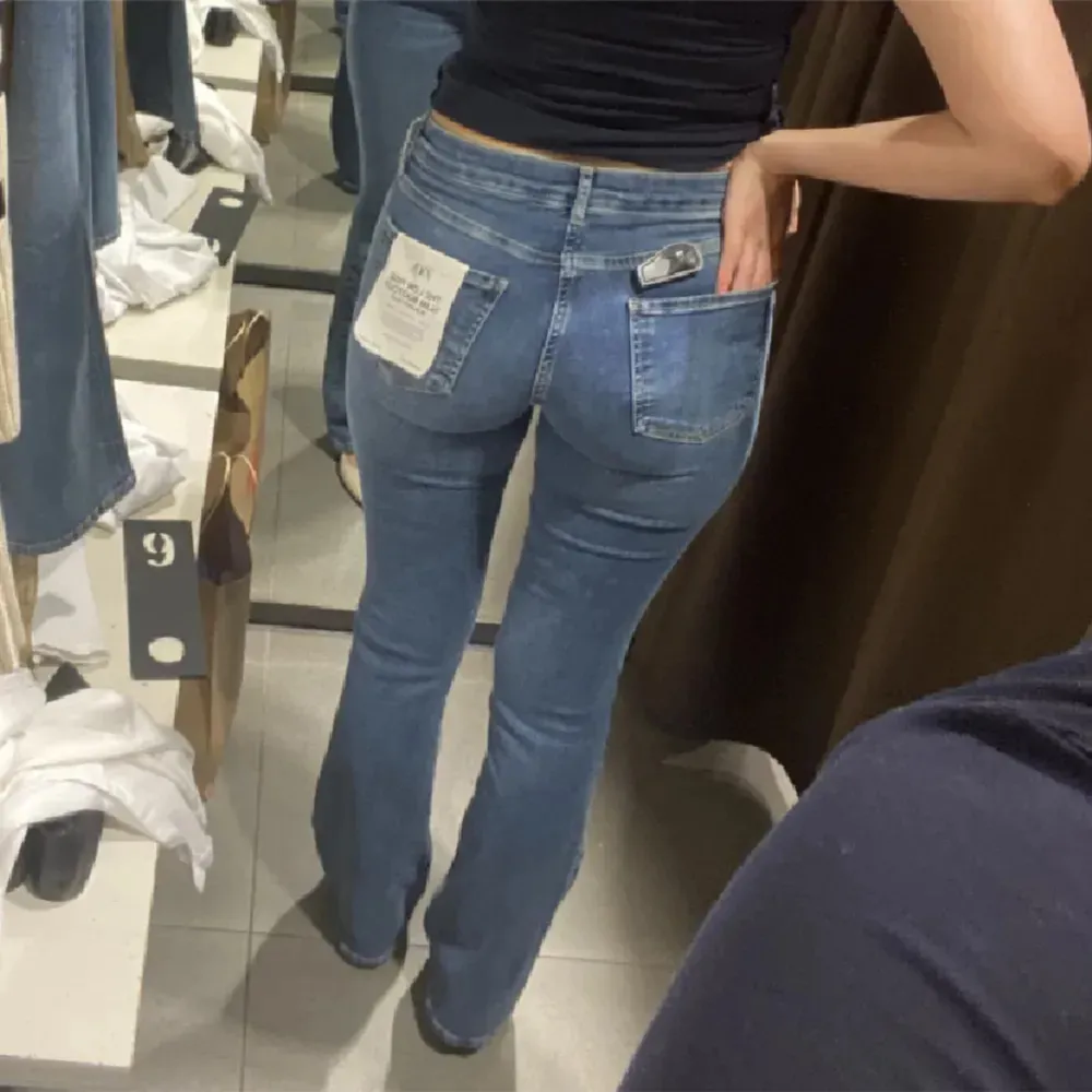 (Inte mina bilder!), flare/bootcut jeans från zara. Köptes här på plick men de var för stora för mig. De är väldigt stretchiga och bra längd, tjejen på bilden är 168. . Jeans & Byxor.