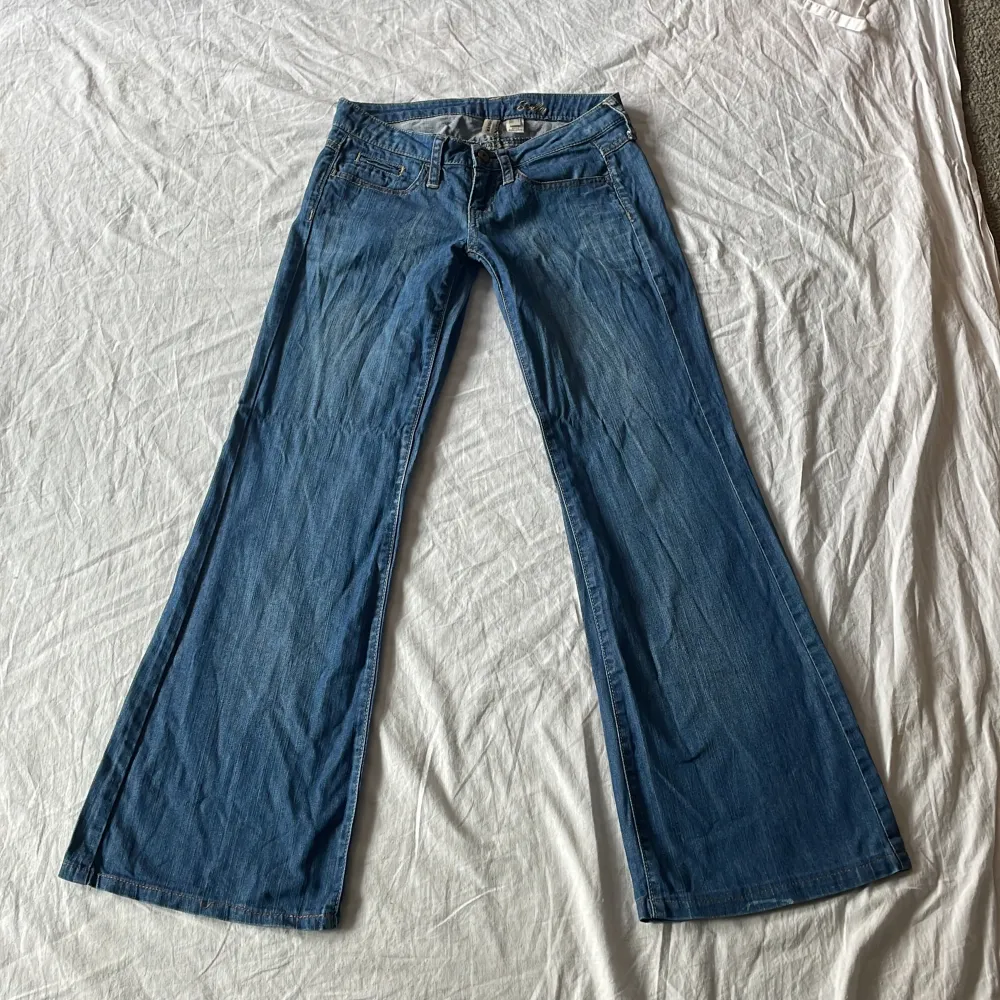 Bra skick! Lite urtvättade (materialet lite tunnare än nya jeans) och två defekter i de 2 sista bilderna, mått: midjemått rakt över ca37 grenhöjd 16,5 benöppning 25,5 Innerbenslängd 74,5cm💗 . Jeans & Byxor.