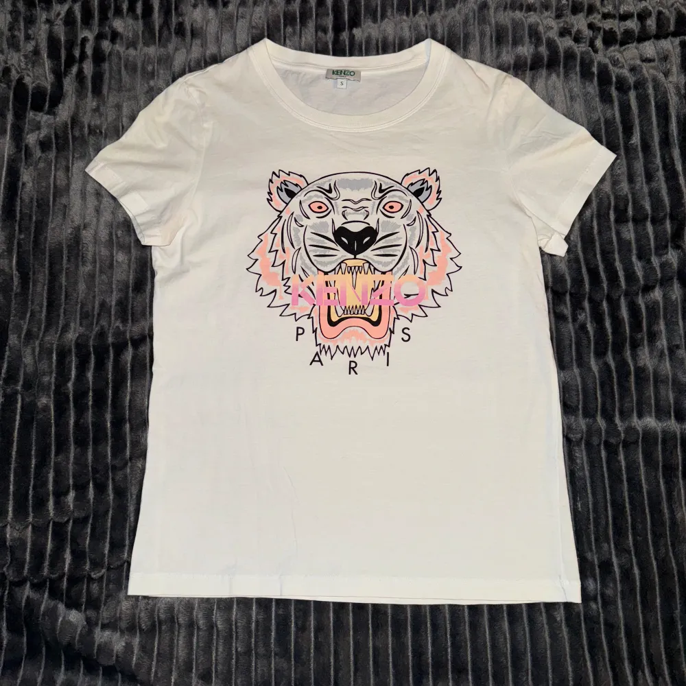 Vit supersöt rosa och vit kenzo T-Shirt, storlek S. Aldrig använt den, inte min stil. Fint skick. . T-shirts.