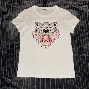 Kenzo t-shirt - Vit supersöt rosa och vit kenzo T-Shirt, storlek S. Aldrig använt den, inte min stil. Fint skick. 