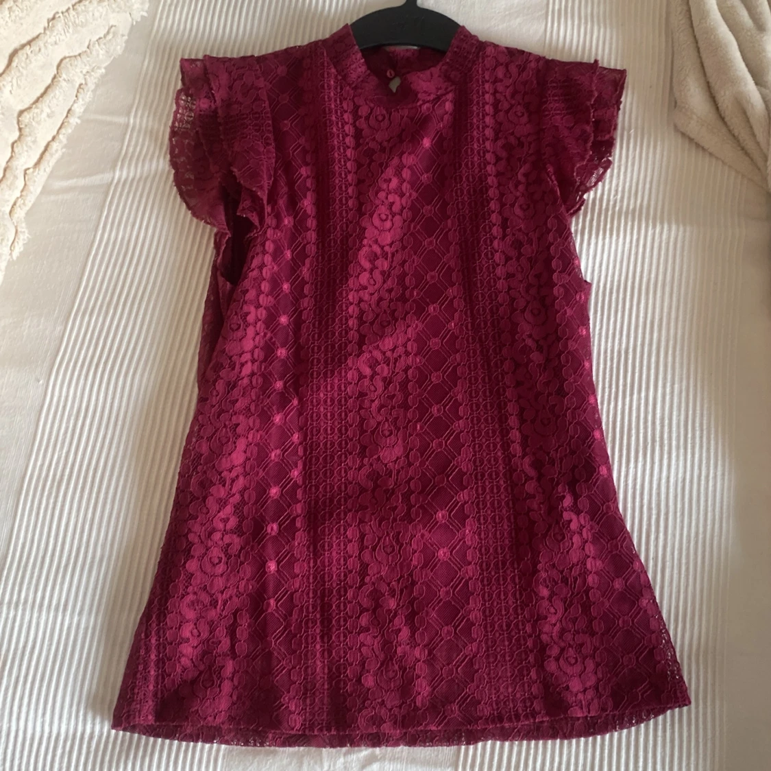 Vinröd spetsblus - 90