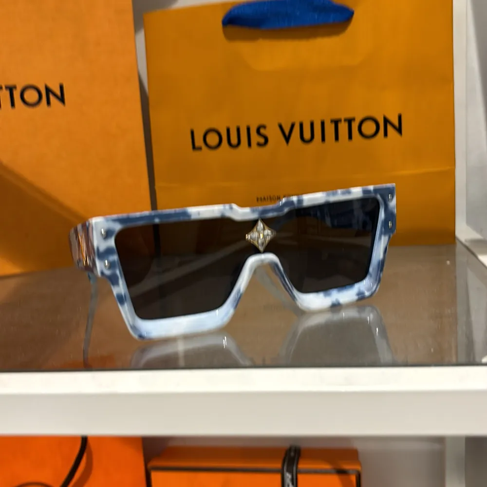 Ett par tvärfeta LV glasögon som är parfeckta inför sommaren. Skriv för frågor eller bilder😁 Går att diskutera priset. . Accessoarer.