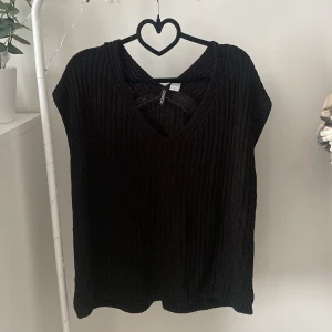 Stickad väst - En stickad slipover med korta ärmar🌷