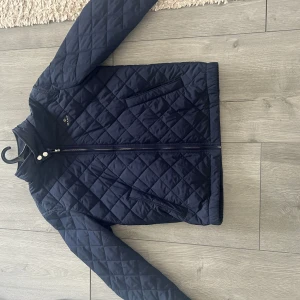 Gant vår jacka - Säljer en Gant jacka som är i nyskick använd ett par gånger, inga skador eller något liknande. Storlek M, nypris ungefär 2000kr