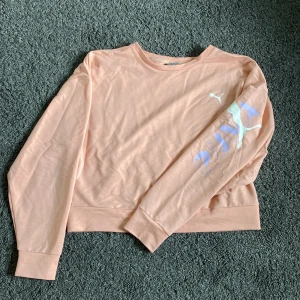 Sweatshirt från puma  - Sweatshirt från puma i använt skick 