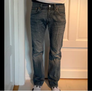 Levis 501 - Säljer mina Levis 501 i bra skick. Han på bilden är 178. 