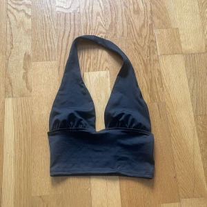 Svart halterneck topp stl XS från H&M  - Svart halterneck topp stl XS från H&M i bra skick 50 kr, köparen står för frakten 