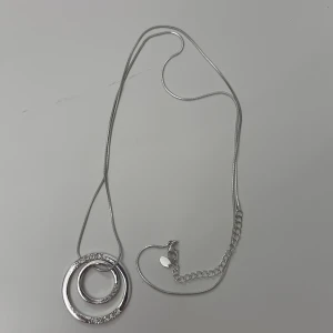 Halsband - Jättefint silvrigt halsband som är aldrig använd! Ganska lång men justerbar!!