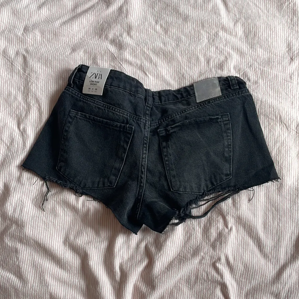 Säljer dessa lowrise shortsen med slitningar på från Zara med prislappar på (aldrig använda). . Shorts.