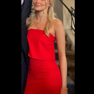 Röd balklänning - Min superfina klarröda balklänning jag hade förra året på min studentbal. Mermaidklänning, storlek 34/xs, jag har sytt upp den lite och sitter perfekt för mig som är 158cm lång. Från True Violet och köpt på Zalando, originalpris 1590kr