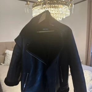 Skinnjacka - Skinnjacka med päls använd 5 gånger ungefär säljer pågrund av stor storlek 