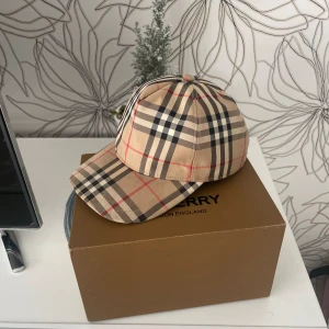 Burbarry keps - Burbarry keps jätte bra skick knappast använd passar inte mig,kan sänka priset vid snabb affär 