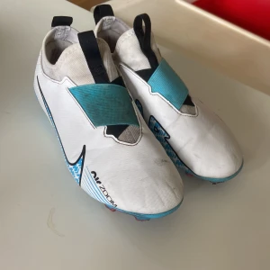 !NIKE FOTBOLLS SKOR!  - Säljer dessa fotbolls skor från nike. Använda en hel säsong. några defekter under men inget som gör någon skillnad. Storleken är 38,5. Priset kan diskuteras men köpte de för 500kr 