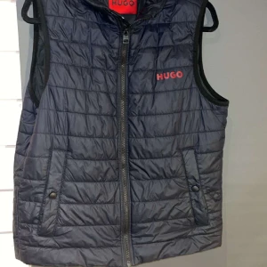Hugo Boss Väst  - Skön Hugo väst, går för 2000kr på boozt.com. Skriv om du har frågor!