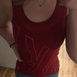 NIKE träningslinne - Säljer detta träningslinne som jag använt några gånger men som fortfarande är i väldigt bra skick 😊