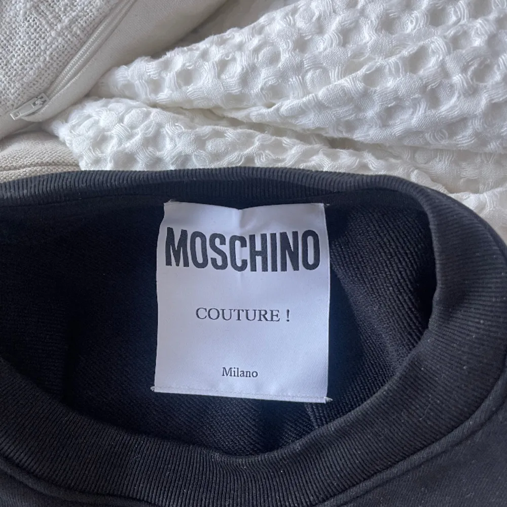 Jag säljer nu min Moschino Sweatshirt i väldigt bra skick. Tröjan är knappt använd och den håller en fin form.. Hoodies.