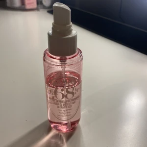 Bodymist - Bodymist från sol de Janeiro och i doften 68 som doftar ”brazilian jasmine och pink dragonfruit. Använd men det finns en del kvar. 