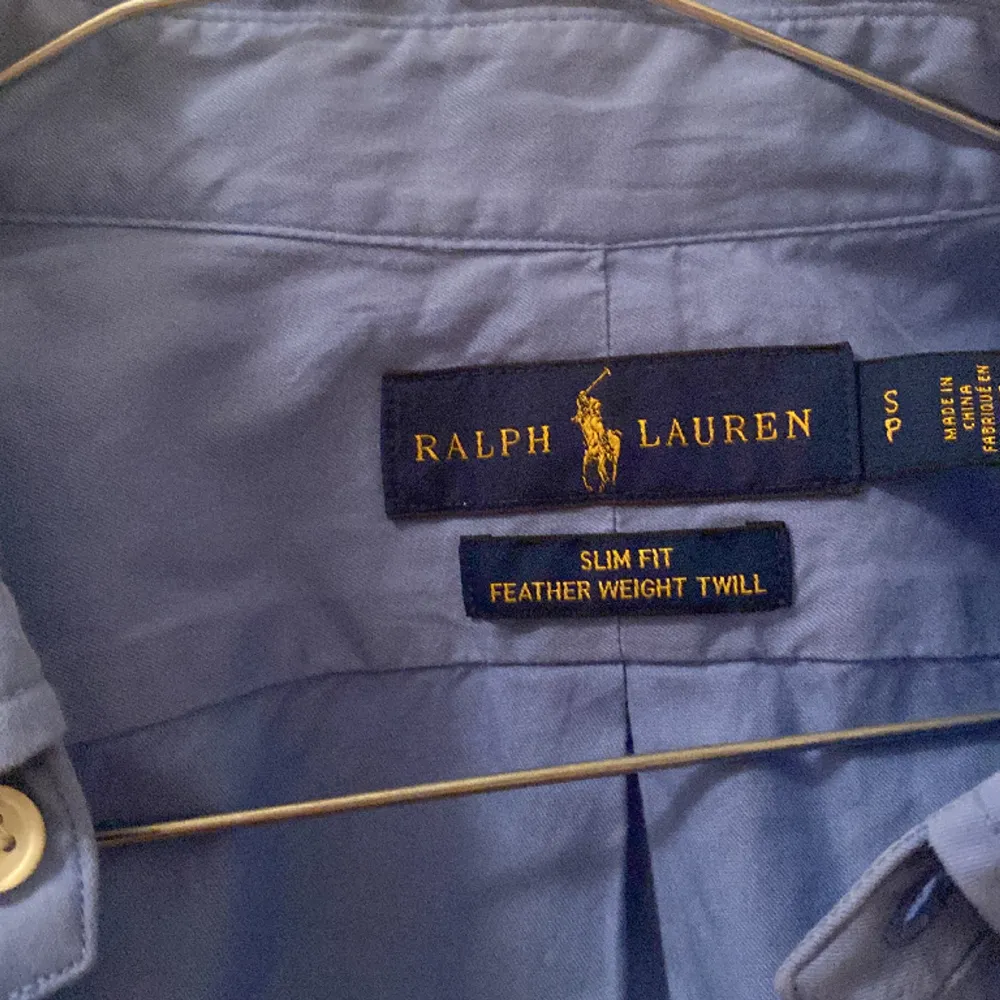 Riksfet Ralph Lauren skjorta i bomull  Nypris ca 1299kr| Mitt pris 349kr| Modellen är slim| Killen på bilden är 183 och väger 71kg| passformen är perfekt. Skjortor.