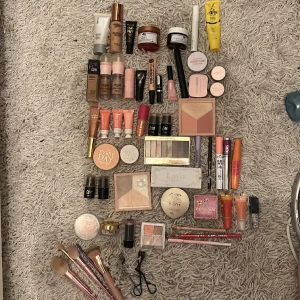 Smink och hudvård  - Xlash 3x krämer 4x foundation 3x concealer 6x bryn produkter  3x primer7x kräm blush2xpaletter 2x setting powder2x kräm contour2x ögonskugga3xmascara3xläppena3x läppglans2xpuder bronzer4x highligter1xeyeliner7xborstar, olika skik på allt! Kom med bud