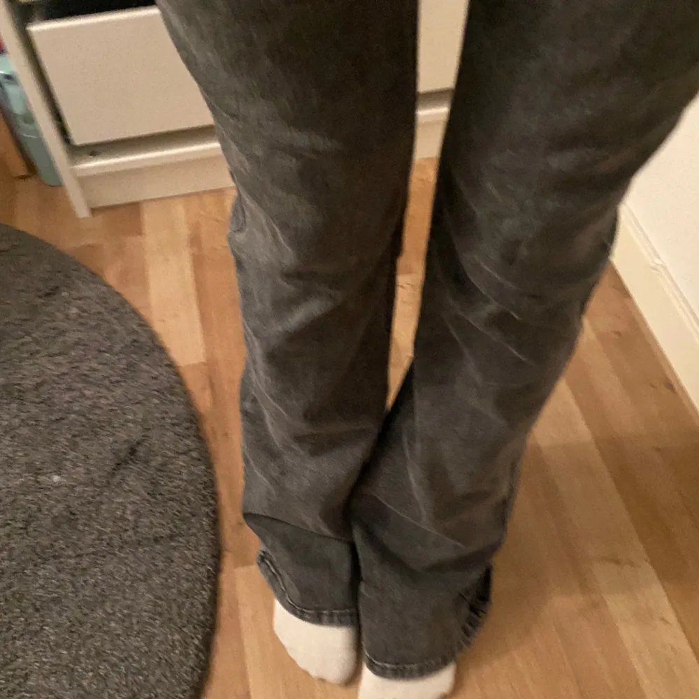 Jag har knappt använt dessa jeans från Gina eftersom de är lite för stor på mig som har storlek 34 xs /xxs och är 165 lång❤️ jättebra skick och nästan aldrig använt ❤️ jag köpte de för 500kr💘kontakta ⚠️innan ni köper!!⚠️. Jeans & Byxor.