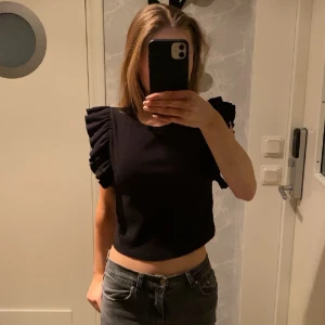 Volang tröja  - Populär tröja från zara, använd fåtal gånger men i nyskick 💕 storlek xs, frakt tillkommer 💓