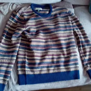 Helt ny fick i julklapp men inget kvitto. Skönt material men inte min stil. Randig, mörkvlå, med beige, beuna inslag. Bra kvalitetströja, Blend. Kostade tydligen 650 kr ny