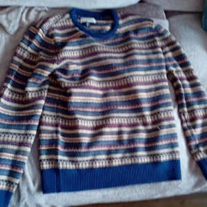 Blend tröja man/unisex - Helt ny fick i julklapp men inget kvitto. Skönt material men inte min stil. Randig, mörkvlå, med beige, beuna inslag. Bra kvalitetströja, Blend. Kostade tydligen 650 kr ny