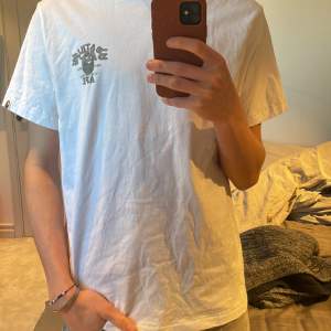 Bape T-shirt   Storlek XL (japansk), sitter som en medium   Använd enstaka gånger  