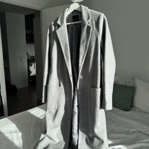 Superfin grå kappa - Kappa från New Look som inte passar mig och därför bara använts någon enstaka gång. Den har den perfekta grå färgen och faller snyggt. 