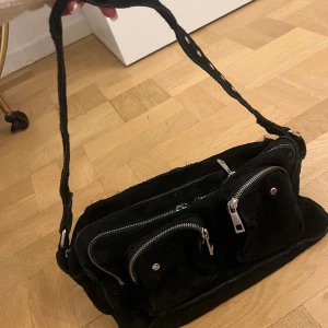 Nunoo väska - Haft i flera år så aningen sliten. Inget som är trasigt. Ord pris 1200