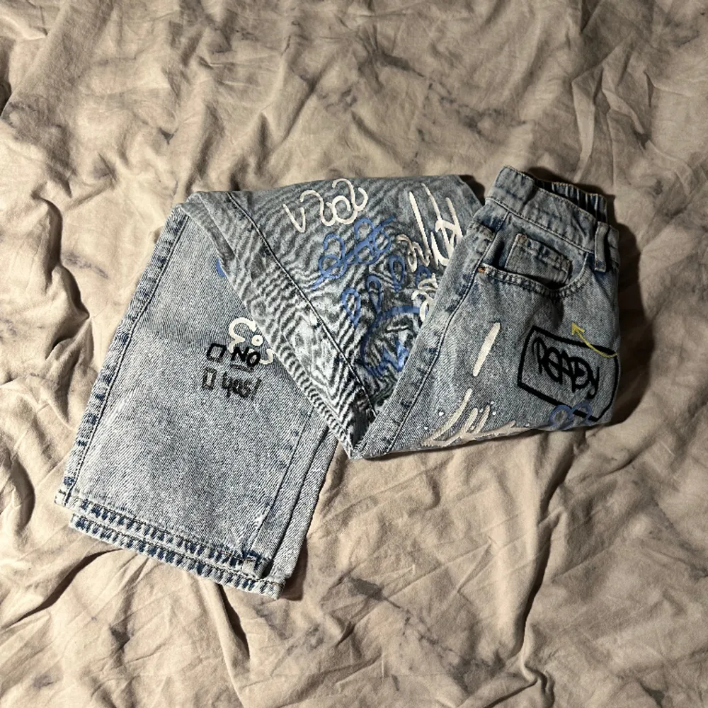 Snygga jeans. Säljer pågrund av att dem inte riktigt är min stil. . Jeans & Byxor.