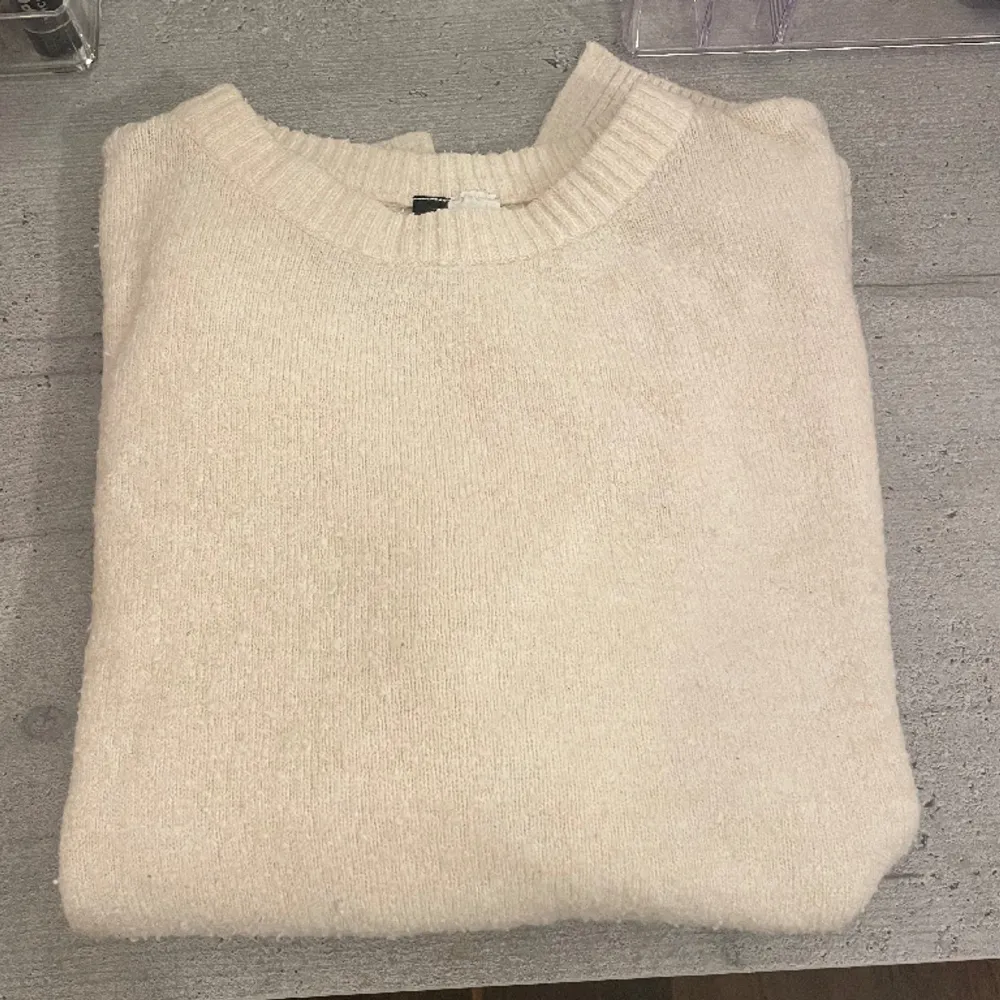 Mysig vit/ljus beige stickad tröja från H&M som passar alla årstider❤️ Lite nopprig men annars ingen annat fel på den. Den säljs pågrund av att den är för stor för mig❤️ Skriv för fler bilder. Tröjor & Koftor.