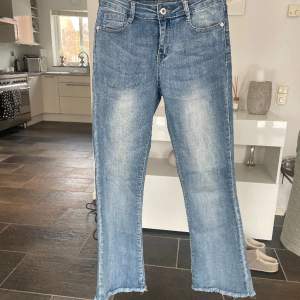 Ett par så snygga blåa jeans från märket Denim Stories, men köpt i butiken Raglady i Helsingborg! Modellen är i croppad flare och sitter som en smäck! Knappt använda 😍