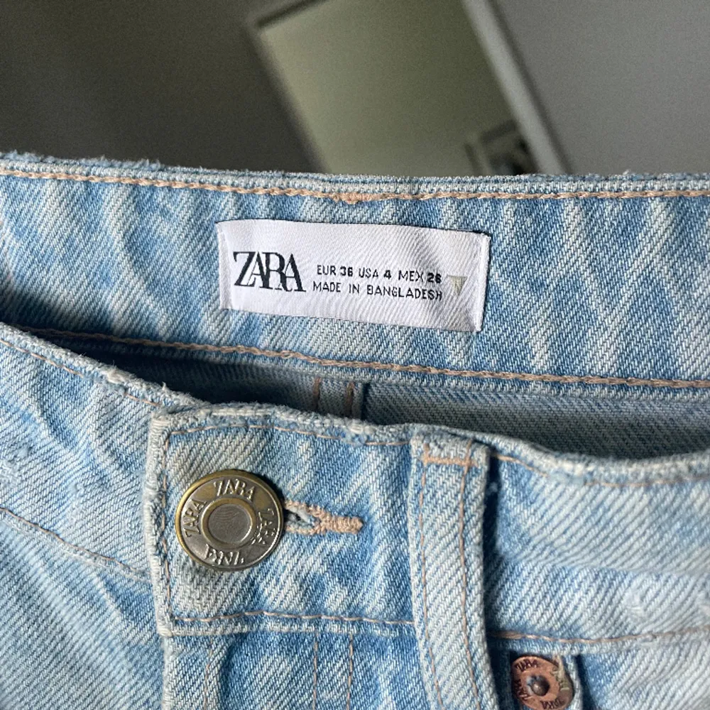 Raka jeans från zara i storlek 36. Bra skick och passar bra i längd på mig som är 167 cm💖Helt slutsålda på hemsidan!. Jeans & Byxor.