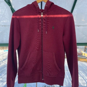 Ralph lauren hoodie - Storlek small,  Använd mycket och tvättad en del gånger. 