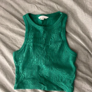 Topp  - Fin topp från H&M köpt förra året oanvänd, jätte fin grön färg till sommaren.