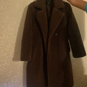 Teddy jacka - En helt oanvänd Teddy mysig jacka i färgen brunt i väldigt bra sick, kan användas både på hösten och vintern. I storlek XS, men funkar för S och M. Från Bikbok och har varit slutsåld ett tag. 