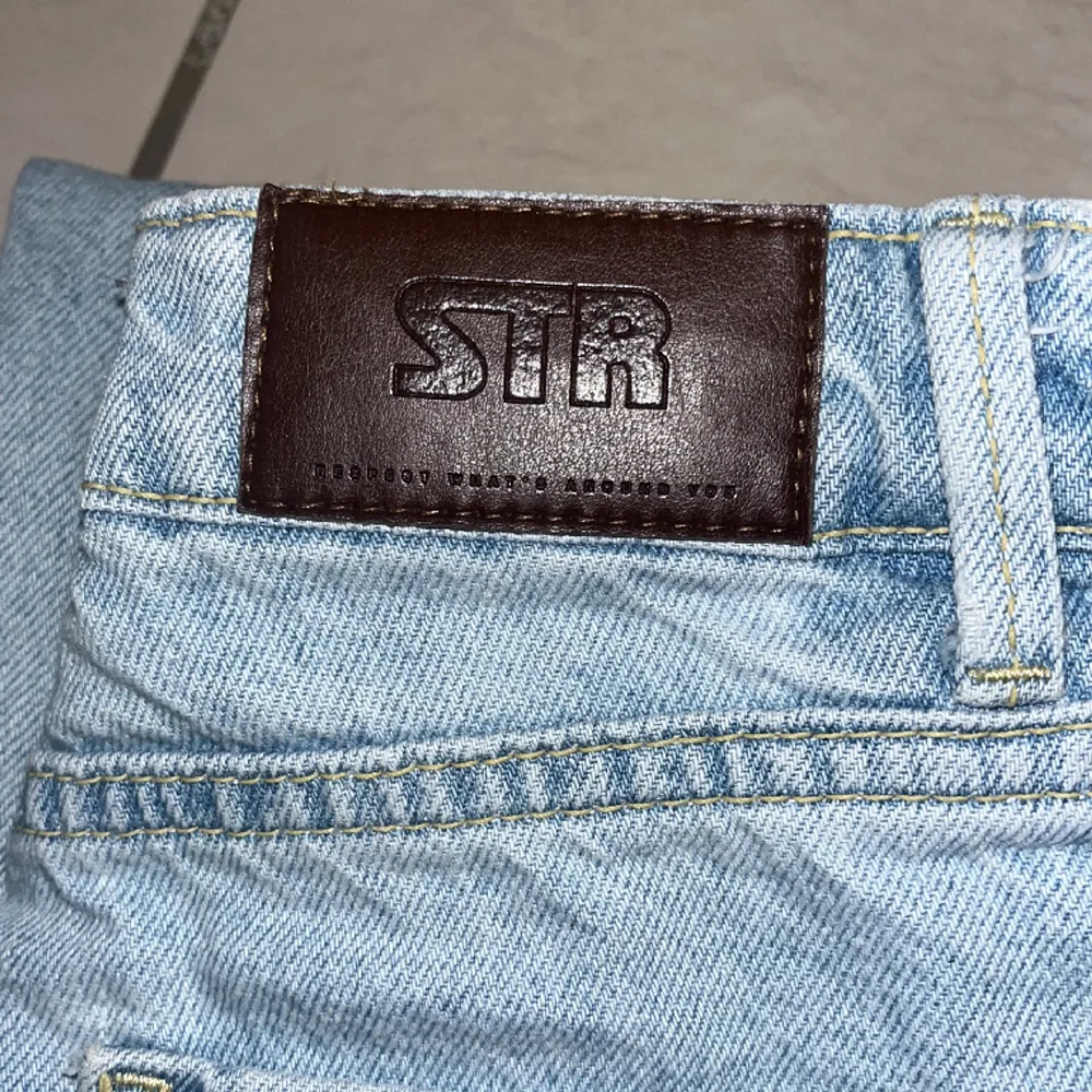 Helt nya STR jeans, högmidjade.  Säljer för att jag har växt ur dom.  Ny pris - 450kr Säljer för - 310kr. Jeans & Byxor.