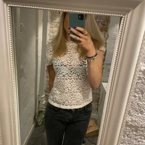 Zara topp - Säljer min spetstopp från zara, köpt i februari 2023 secondhand, använd antal gånger, är i storlek L men sitter som en S🥰