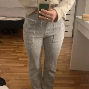 Juicy byxor  - Säljer mina gråa juicy Couture byxor eftersom dom inte kommer till användning  Dom är i bra skick och storlek xxs Dom är uppsydda någon cm och passar mig som är 160 Köpta på juicy coutures hemsida  Original pris 1099🤍