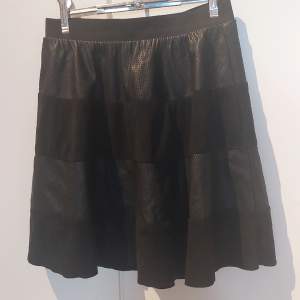 En svart medellång kjol från only. Använd. Storlek 38